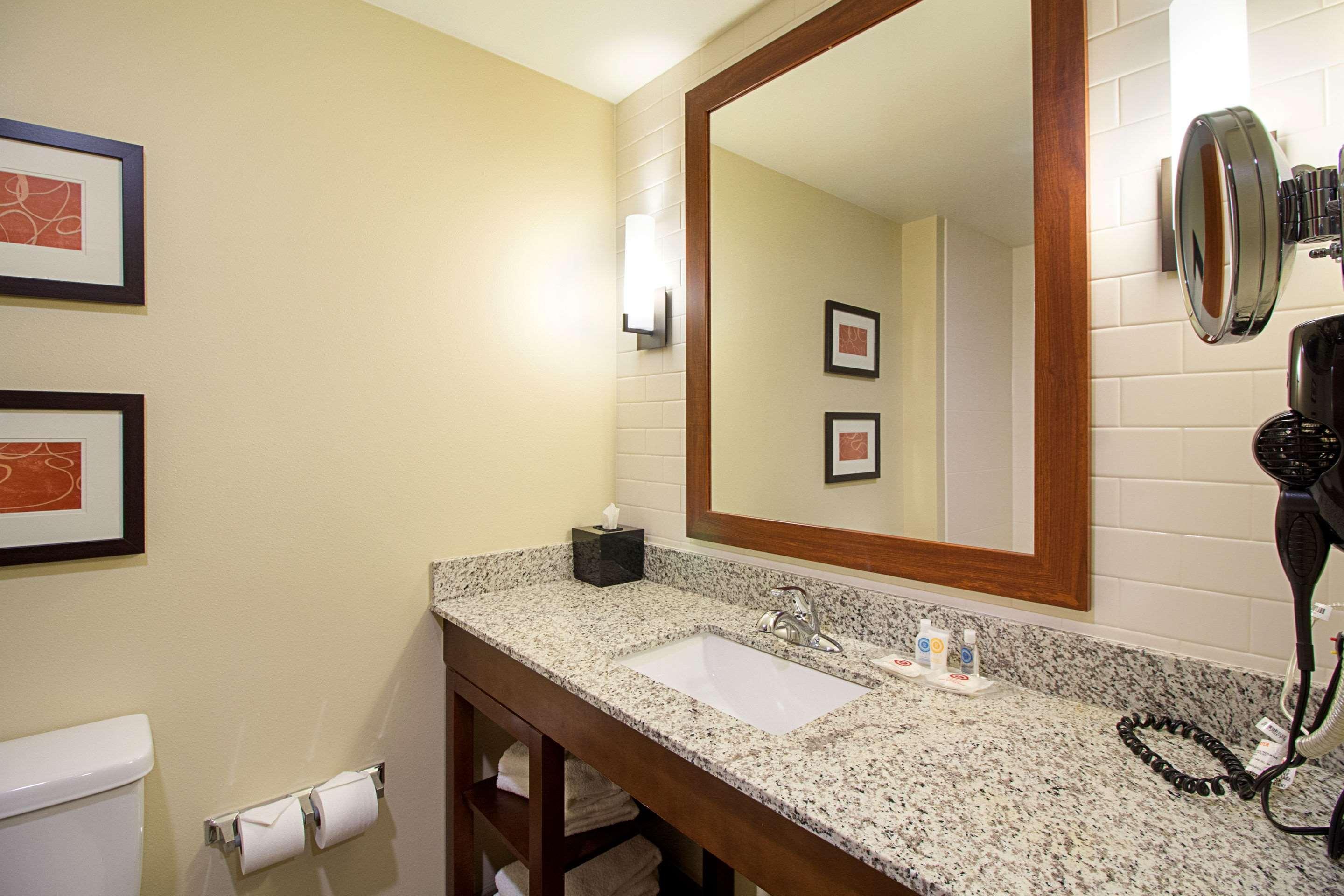 คอมฟอร์ต สวีท แอนด์ คอนเฟอเรนซ์ เซ็นเตอร์ Hotel Worthington ภายนอก รูปภาพ
