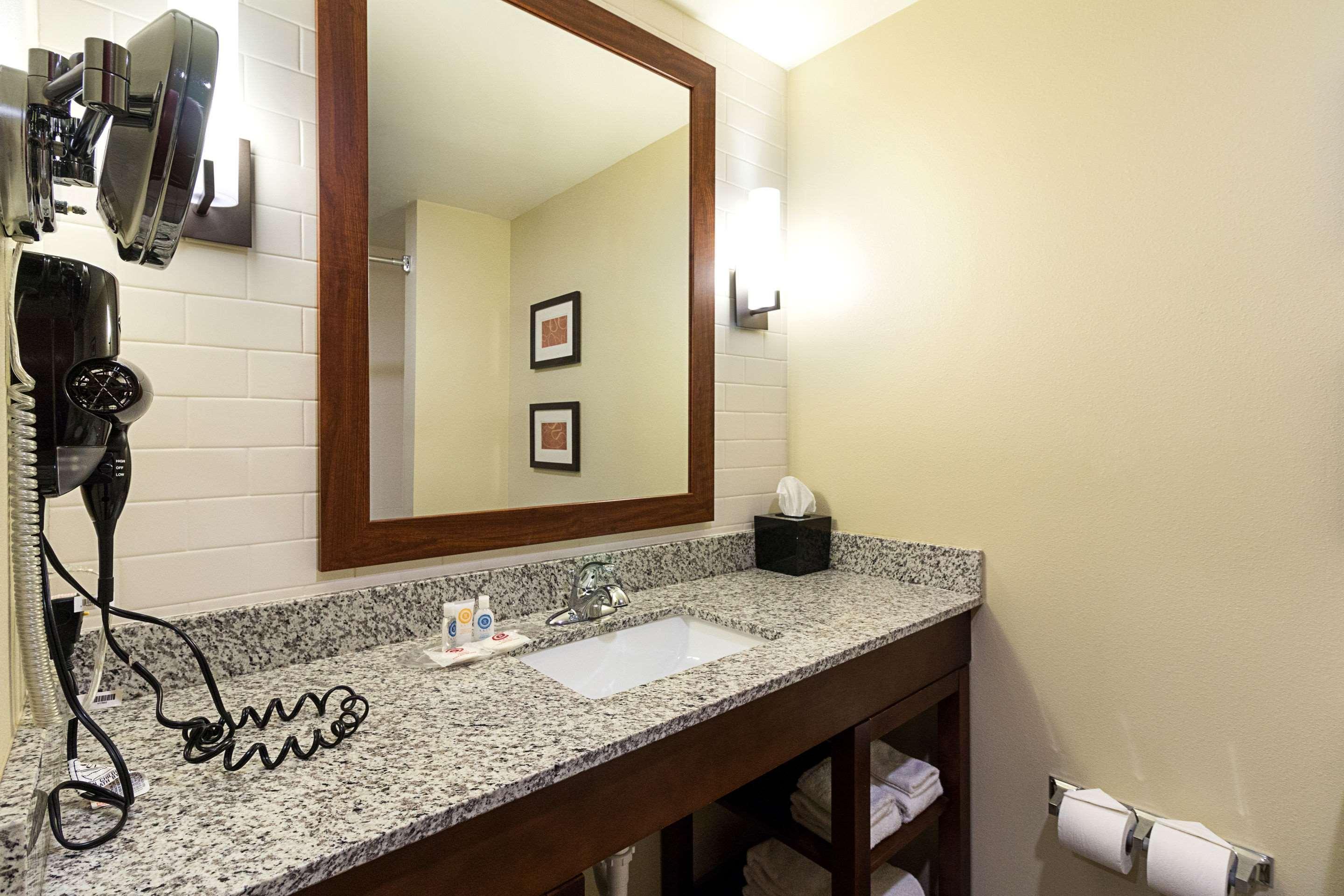 คอมฟอร์ต สวีท แอนด์ คอนเฟอเรนซ์ เซ็นเตอร์ Hotel Worthington ภายนอก รูปภาพ